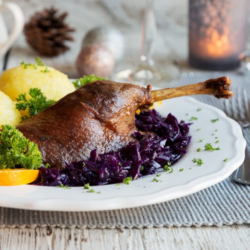 Ente mit Knödeln und Rotkohl