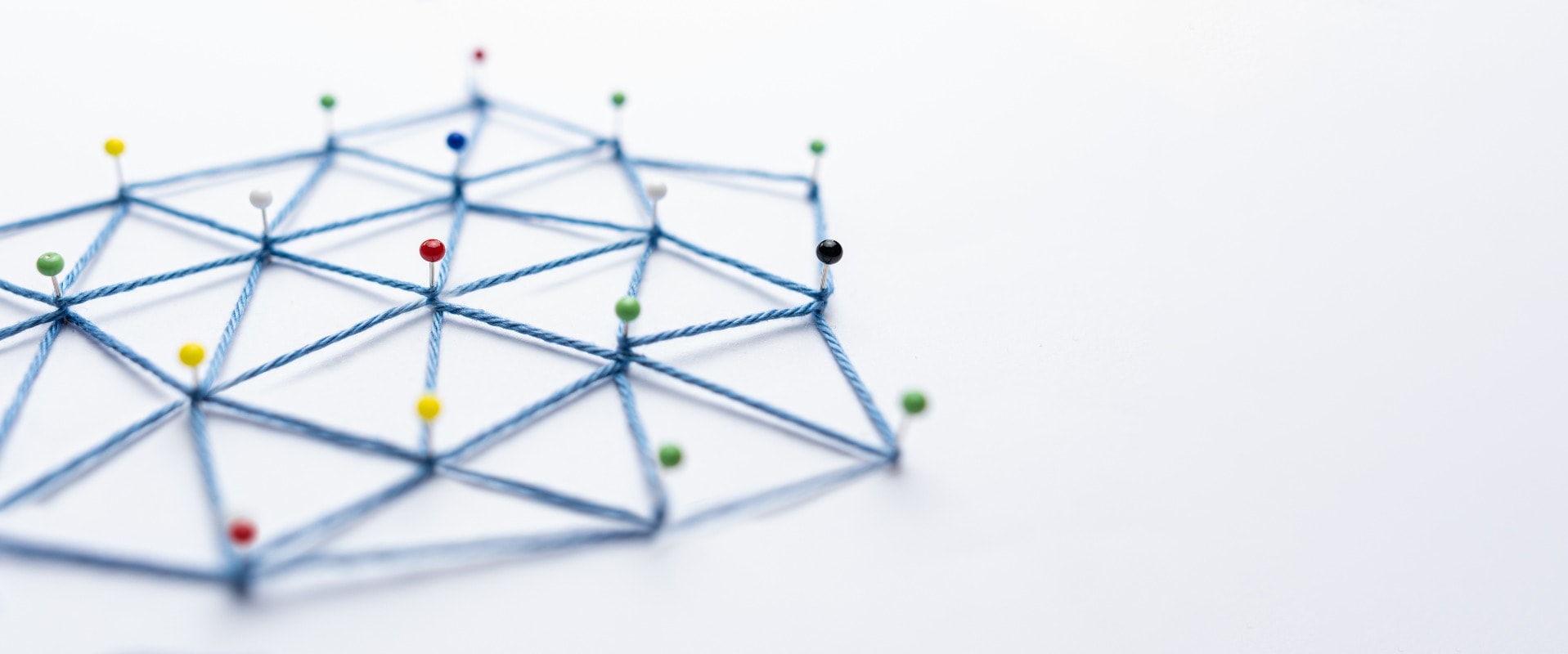 Netzwerk aus Stecknadeln mit vielen Verbindungen