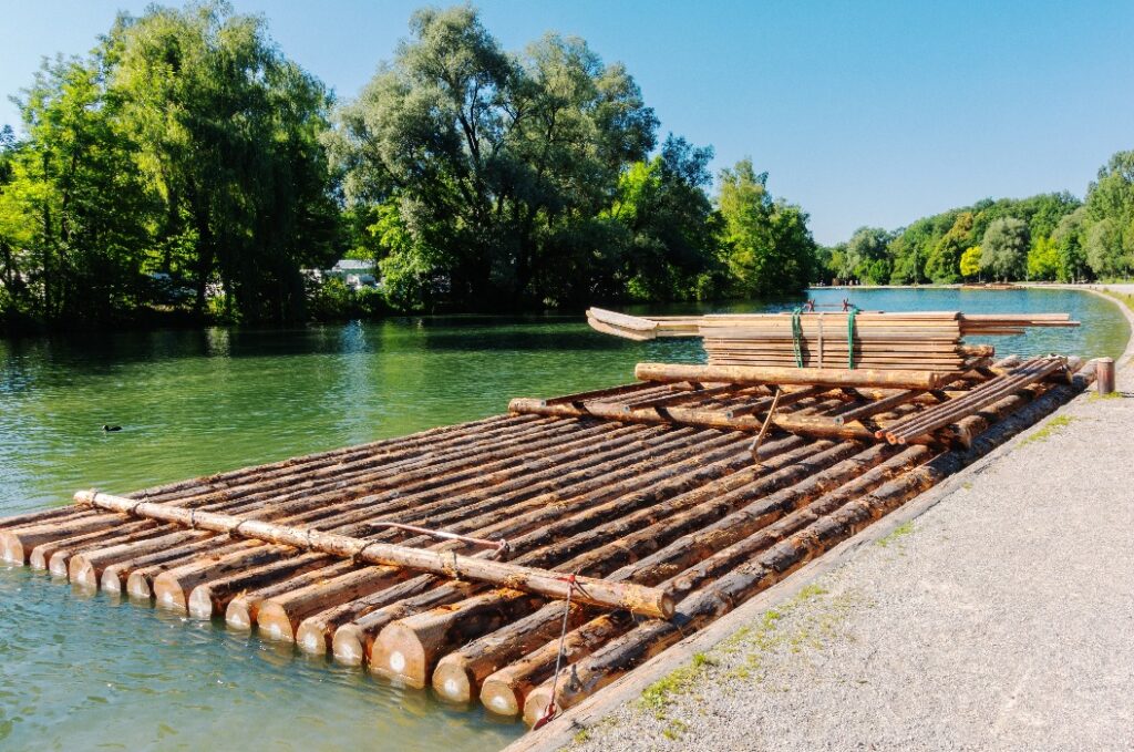 ein floss auf der isar in münchen