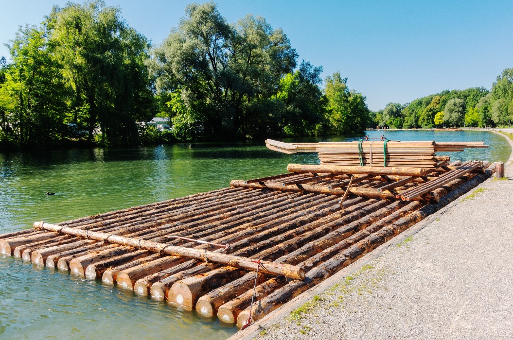 ein floss auf der isar in münchen