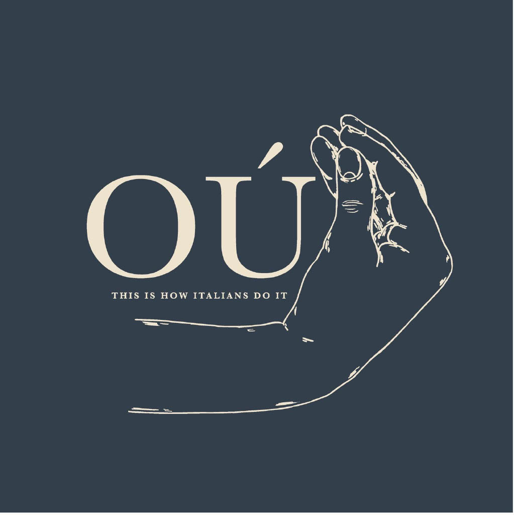 Eine beige Hand macht eine typische italienische Geste auf dunkelblauem Hintergrund