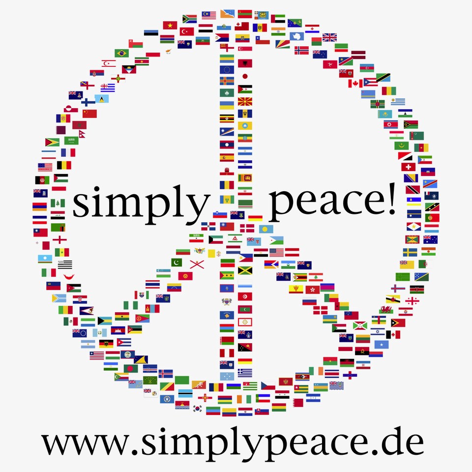 Ein großes Peace Zeichen aus bunten Länderflaggen mit dem Schriftzug simply peace